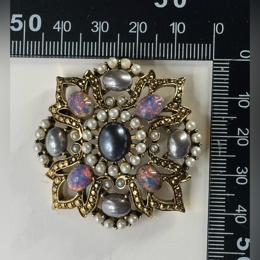 Faux opal and pearl Victorian revival brooch - Picture 5 of 5